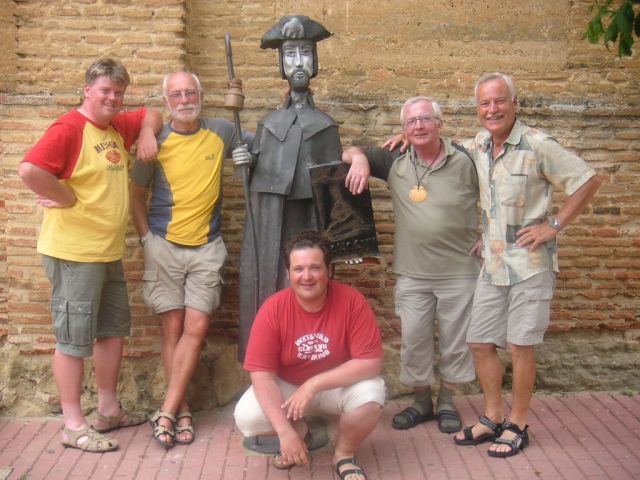 Pilgergruppe am Denkmal in Sahagun